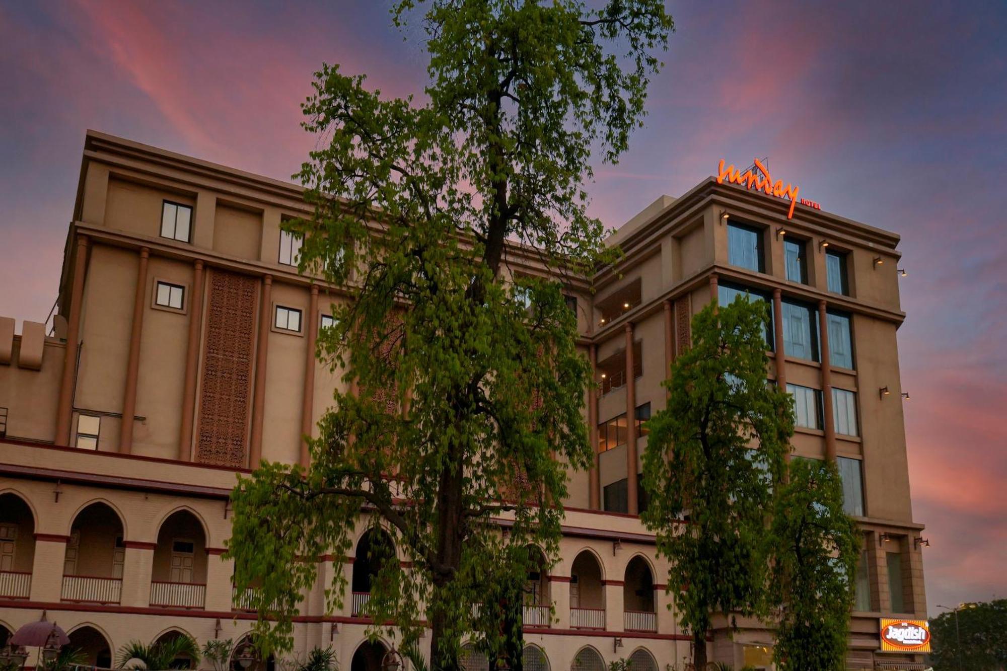 Sunday Hotel 巴罗达 外观 照片
